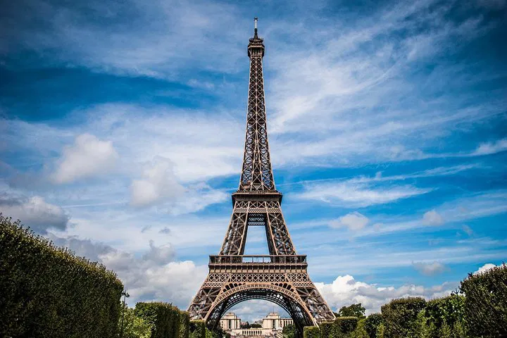 Discover Paris' Iconic Landmarks: A Personalized Walking Adventure