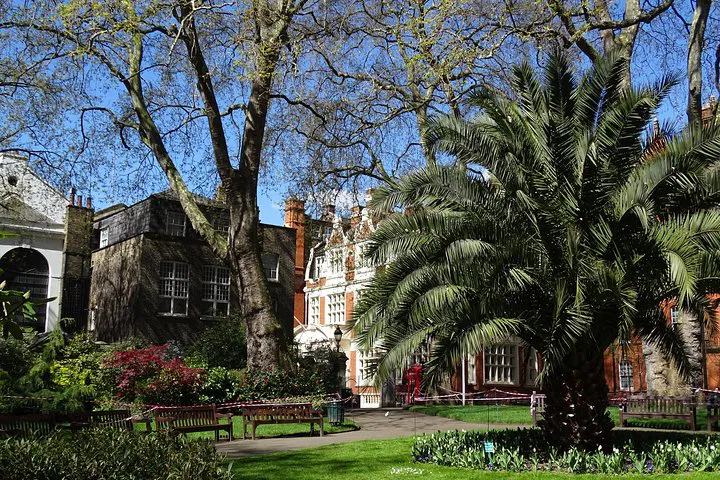 Uncover Mayfair's Secrets: An Exclusive Aristocratic Walking Tour