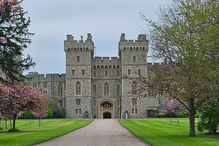 Unveiling History: Heathrow to Southampton Transfer via Windsor & Stonehenge