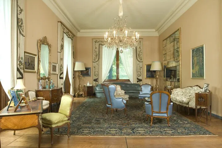 Step into High Fashion: A 'House of Gucci' Walking Tour in Milan & Lake Como