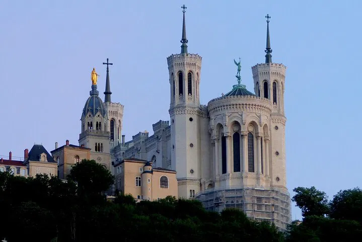 Toulon to Lyon: A Luxurious Private Transfer with Historical Stop