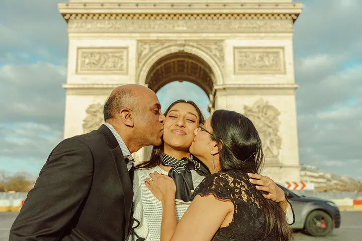 Capture Paris Charm: Arc de Triomphe Photoshoot Experience