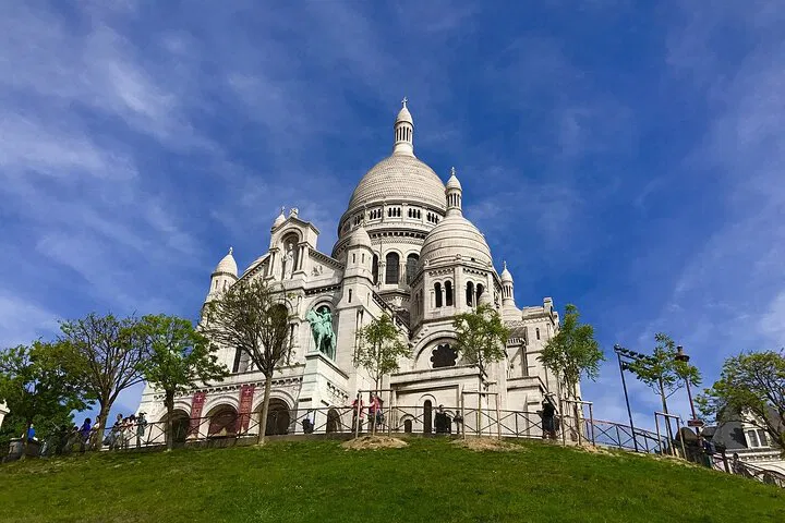 Montmartre: Private Walking Tour of Paris's Artistic Heart
