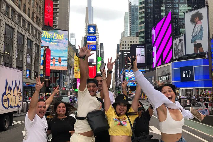 Uncover New York City's Secrets: A Spanish-Guided Walking Adventure