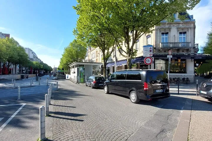Stress-Free Disneyland Paris Transfer: Private Ride to CDG/ORY