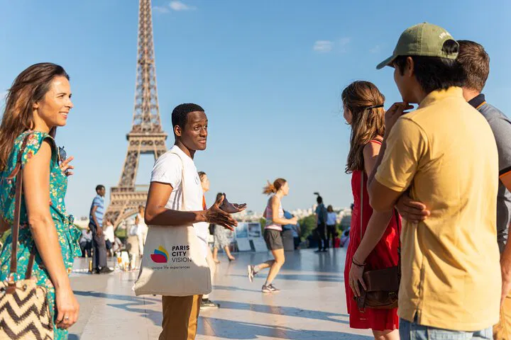 Eiffel Tower Lunch & Seine Cruise: A Parisian Delight