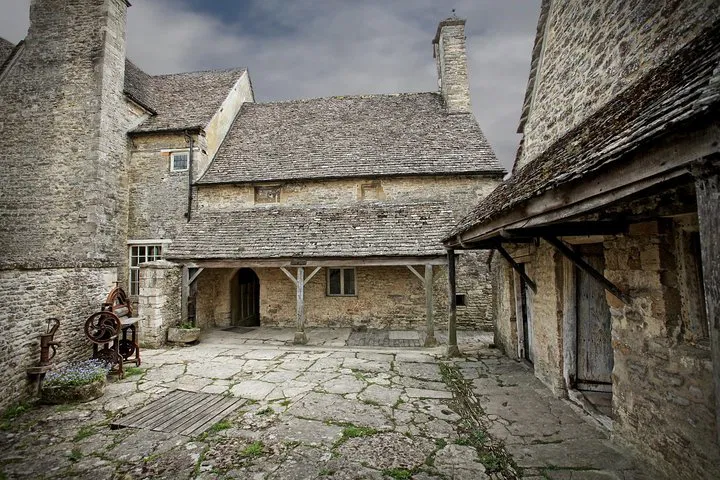 Step into Downton Abbey: A Private Black Taxi Tour from London