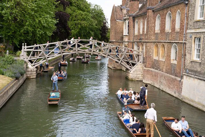 Cambridge Alumni-Led Walking & Punting Tour: Uncover University Secrets!