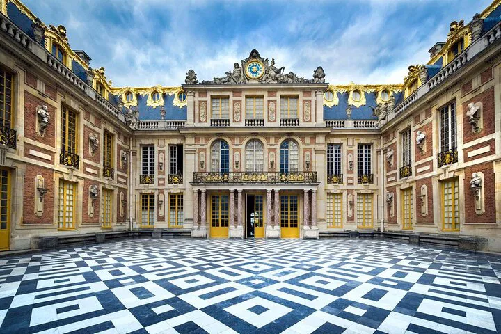 Versailles Palace: Skip-the-Line Entry & Royal Gardens Visit