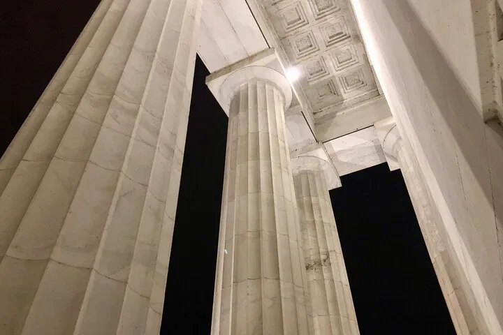 DC Night Tour: Monuments Semi-Private Experience