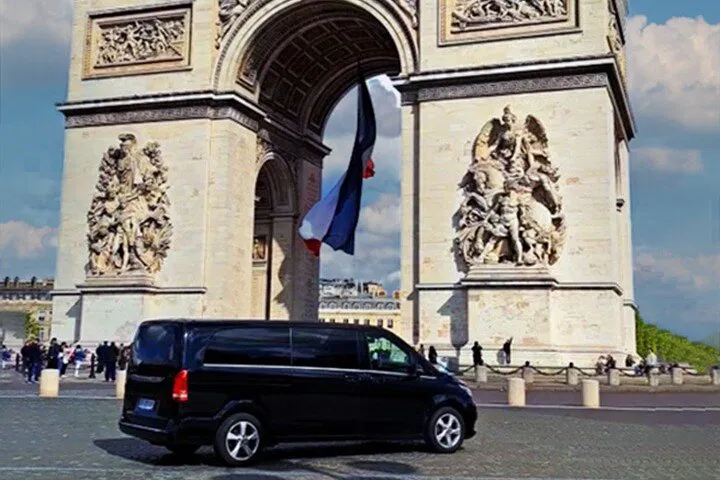 Discover Paris in Style: Private Van Tour with Photoshoot