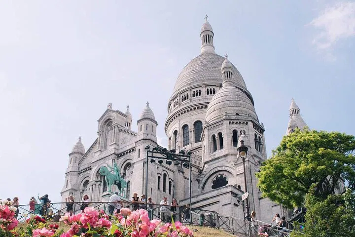 Unveiling Montmartre's Secrets: A Personalized Parisian Stroll
