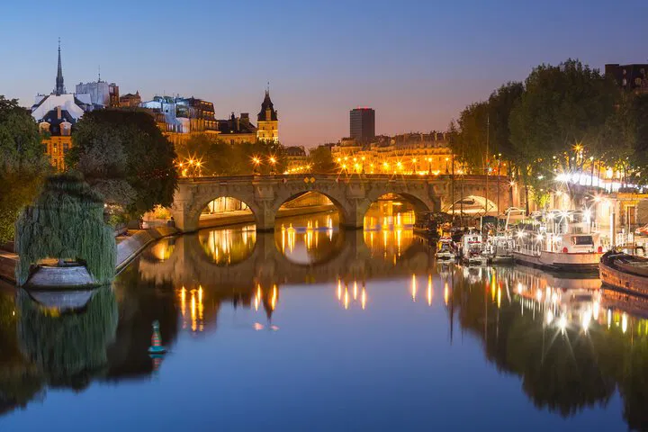 Unearth Paris's Dark Side: A Ghostly Île de la Cité Adventure