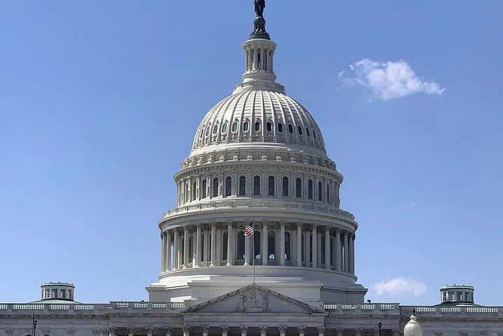 DC's Cherry Blossom Spectacle: A Whirlwind Tour of Monuments & Potomac Views!
