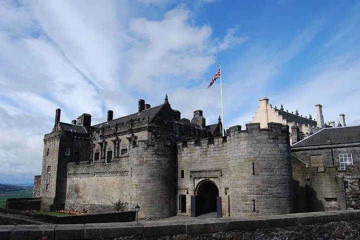 Discover Scotland's Icons: Loch Lomond, Stirling Castle & Kelpies Day Tour