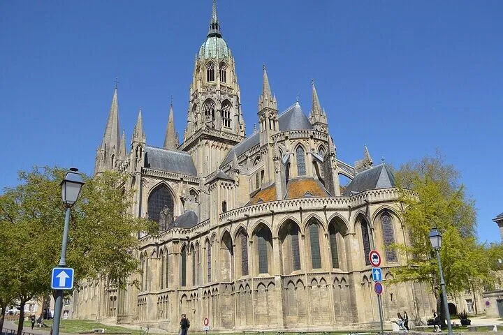 Paris to Bayeux Private Transfer - Door-to-Door Service