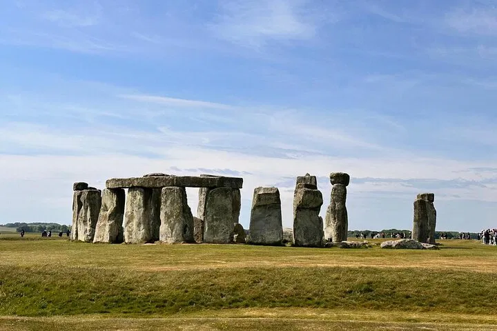Seamless Southampton to London Transfer via Stonehenge's Mystique
