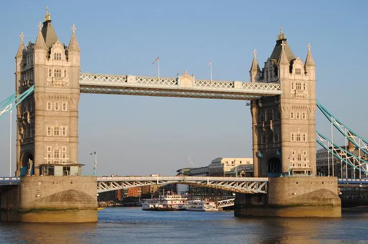 Explore London in Style: Your Private Chauffeur Awaits!