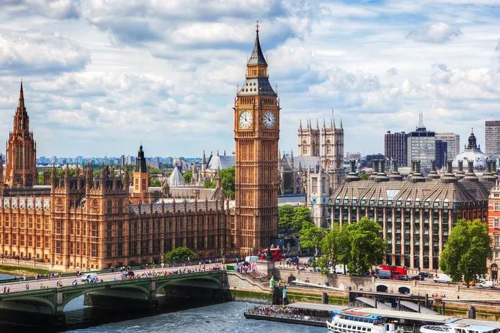 Discover London in Style: Your Private Chauffeur Awaits!