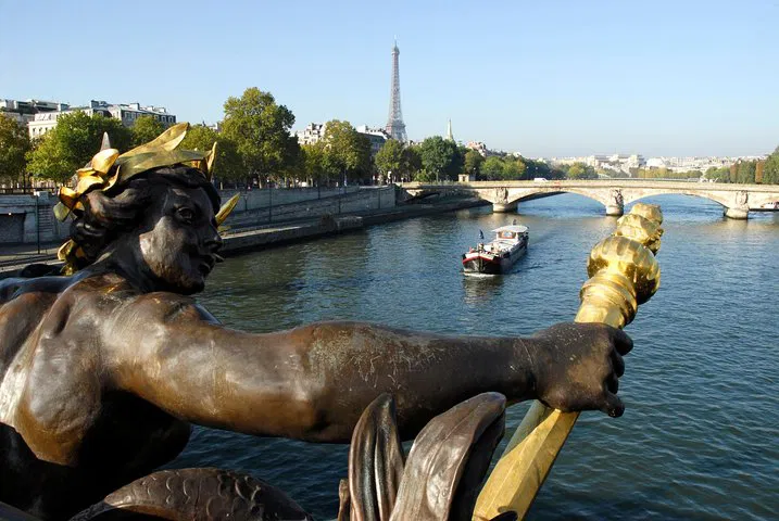 Paris Highlights: An Immersive Family-Friendly Coach Adventure