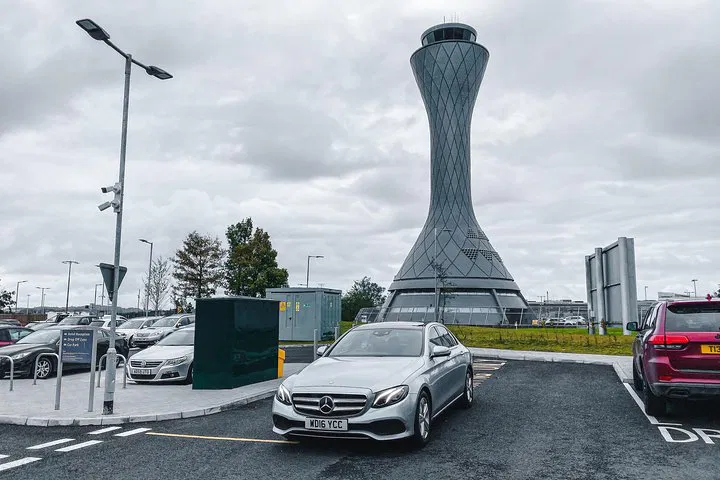 Luxury Edinburgh-Glasgow Transfer: Travel in Style & Comfort