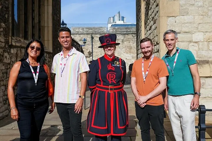 Tower of London: Beefeater Meet & Crown Jewels Tour