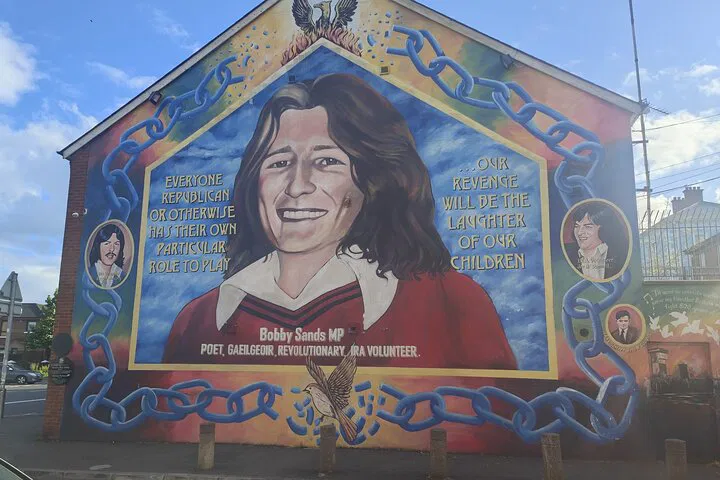 Uncover Belfast's History: A Personalized Black Taxi Tour Experience