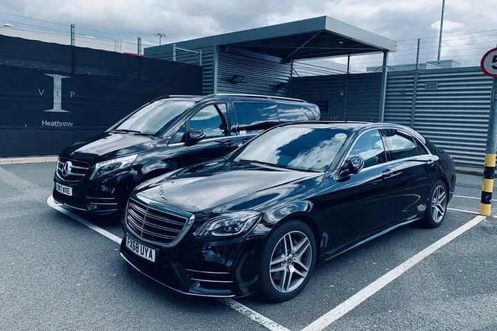 Edinburgh to London: Private Limo for Ultimate Comfort