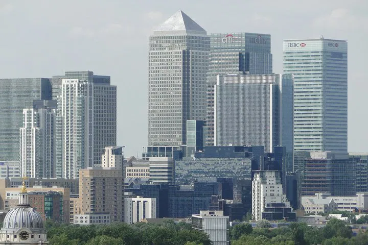 Stress-Free London Transfers: Heathrow Airport to Your Doorstep (E1-E14)