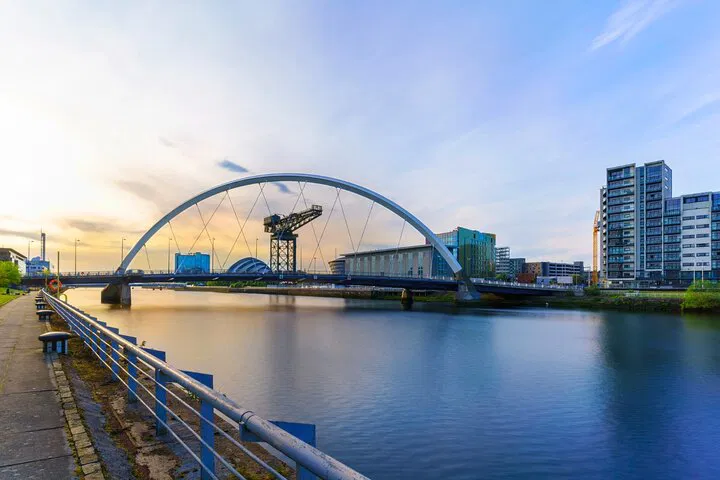 Unveiling Glasgow's Essence: A Whirlwind 60-Minute Local Tour