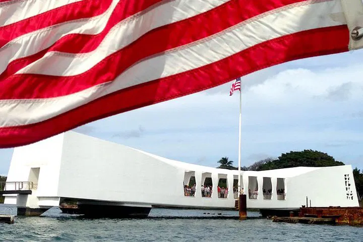 Pearl Harbor: Reflect on History with Expert-Led Arizona Memorial & Bowfin Tour