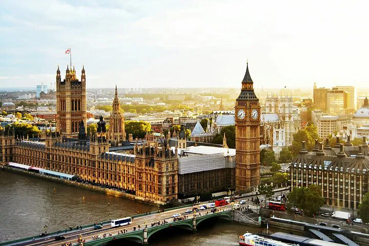 Unveiling London's Majesty: An Immersive Walking Tour with Expert Guide