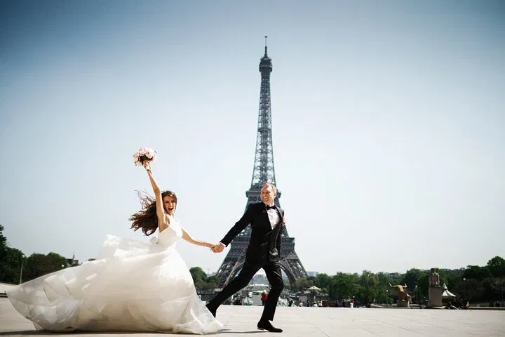 Eiffel Tower Photoshoot: Capture Your Paris Romance