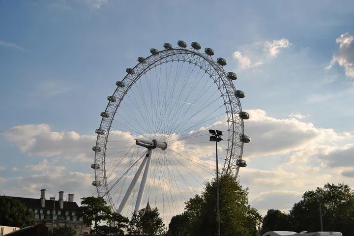 Discover London's Treasures: A Personalized Private Car Tour