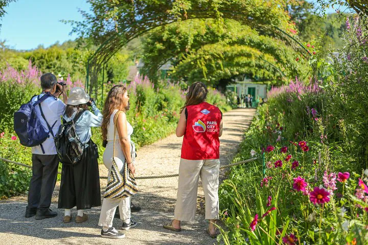 Giverny & Versailles Tour: Lunch, Private Trip from Paris
