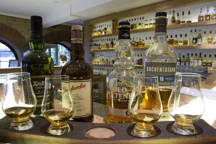 Edinburgh Whisky Tour: Sip, Savor, and Discover Scottish Spirits!