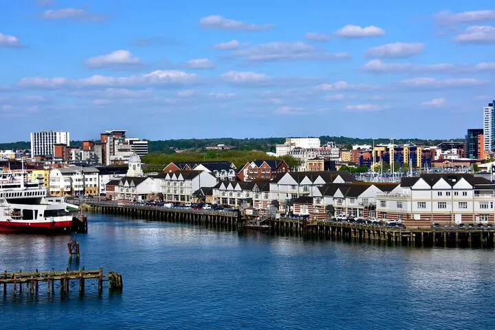 Unforgettable Stonehenge Stop: Private London to Southampton Transfer