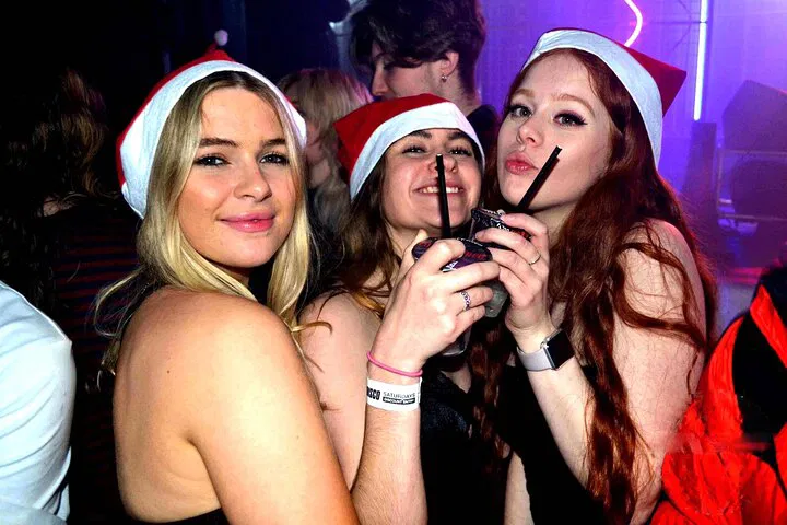 Edinburgh Christmas Bar Crawl: Jingle All the Way Through Festive Fun!