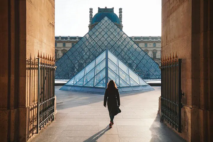 Louvre Photoshoot: Capture Paris Elegance!