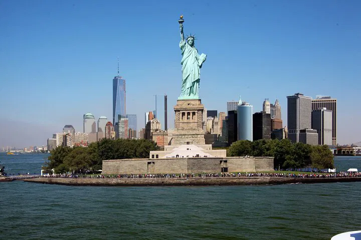 NYC's Iconic Sights: A Whirlwind Day of Fortune, Freedom, and Art!