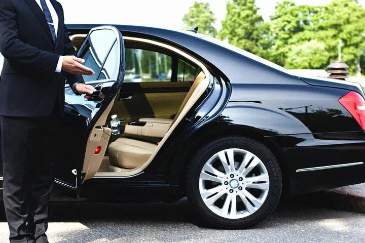 Berlin in Style: Luxury Car & Private Driver for Ultimate Exploration