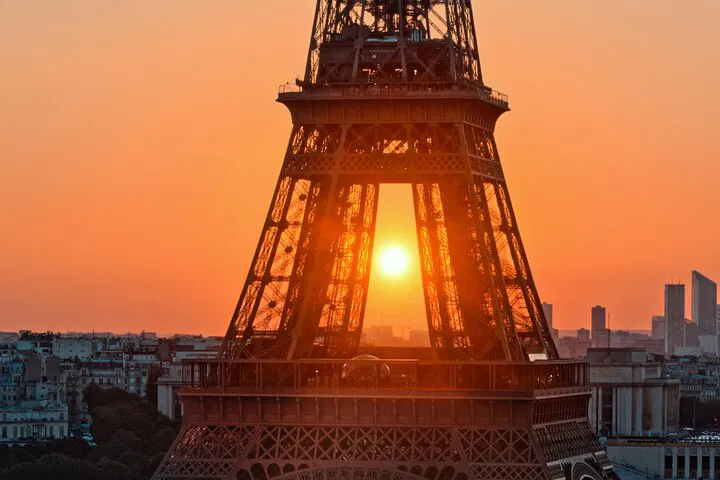 Eiffel Tower Evening: Champagne & Small-Group Tour