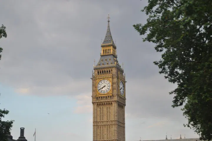 Discover London's Iconic Landmarks: A Luxurious Private Car Tour
