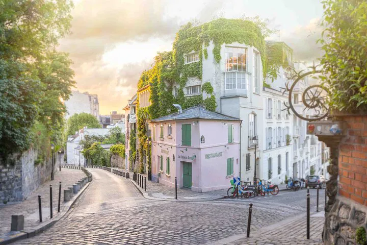 Montmartre & Sacre-Coeur Walking Tour: Uncover Paris's Artistic Heart