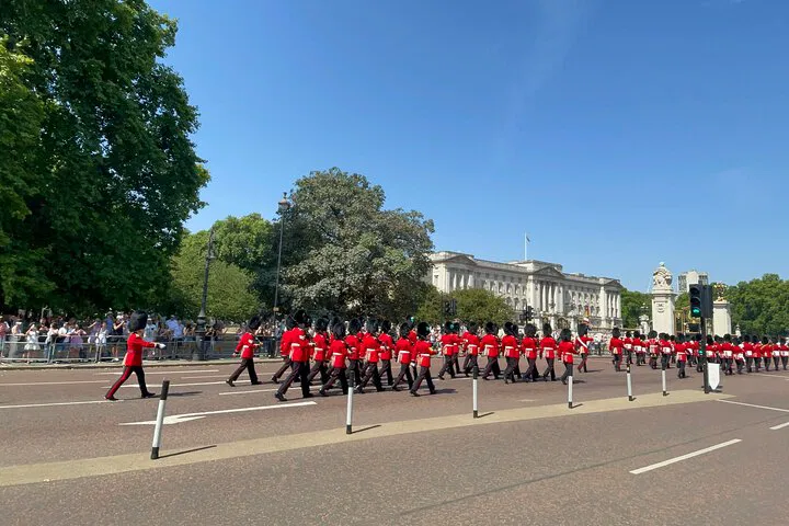 Royal London Taxi Tour: See Changing of the Guard