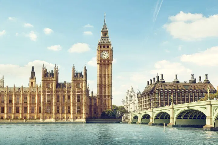 Discover London's Grandeur: A Personalized Private Van Tour