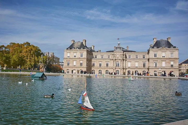 Paris' Best Districts: Unveiling Montmartre, Marais & Latin Quarter on a Private Day Tour