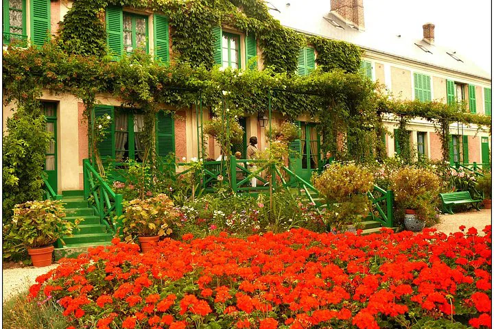Giverny in Style: A Private Car Journey to Monet's Paradise