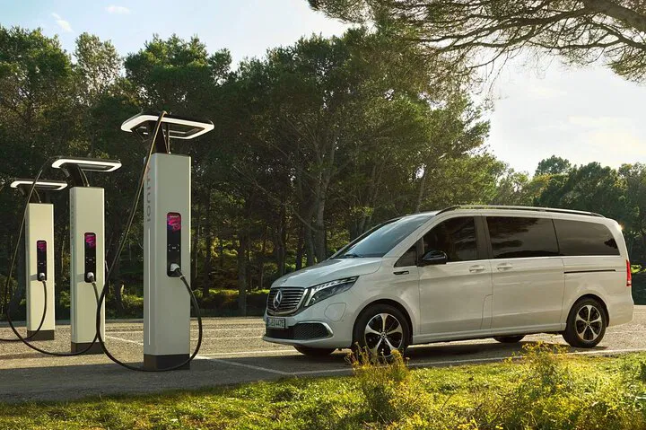 Luxury Electric Transfer: Dublin City to Airport in Style