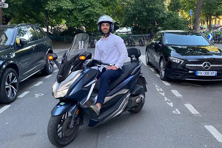 Paris: Private Motorcycle Tour of Iconic Landmarks